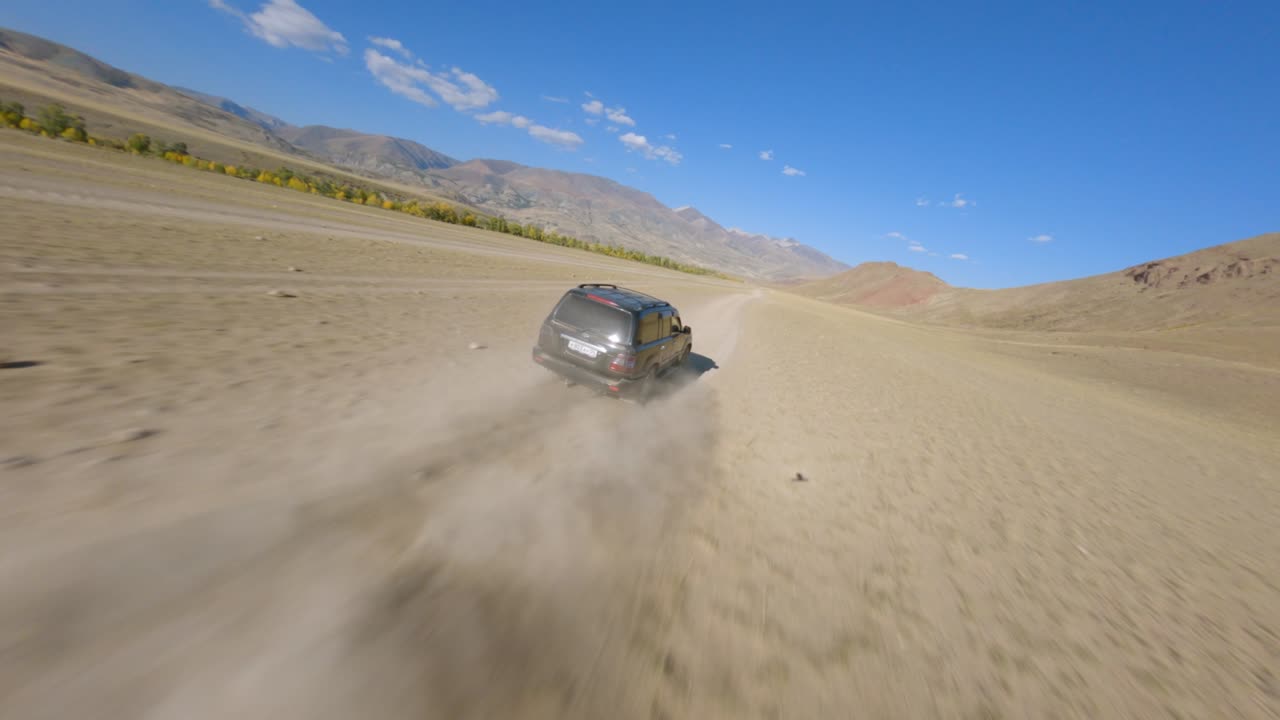 공중 프리스타일 뷰 스피드: 끝없는 모래 도로에서 검은 suv 자동차를 타고 사막