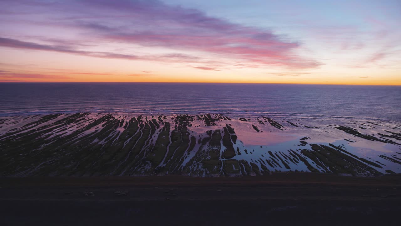 colonia de elefantes marinos, descansando en una playa en patagonia, vibrante horizonte de amanecer