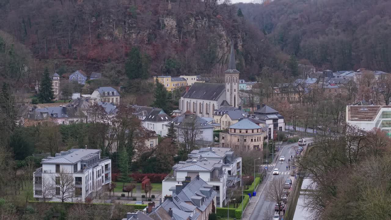 Quartiere pittoresco vicino al fiume Alzette in Lussemburgo, che ritrae affascinanti case lungo il fiume e il paesaggio panoramico della valle della città storica.