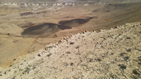 disparo dramático de drones volando sobre una cresta alta para revelar un enorme cráter espectacular
