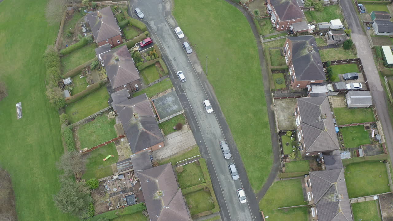 vista aérea de un complejo de viviendas del consejo en kidsgrove stoke en trent, pisos, casas para la creciente población, inmigración y áreas más pobres de las midlands occidentales, viviendas baratas y asequibles