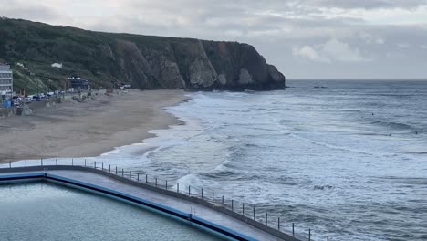 Avanzando,-Estabilizado,-En-El-Mar-Con-Olas,-Playa-Praia-Grande,-Para-Turistas-Europeos,-En-Verano