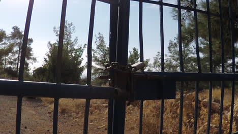 Protecting-Freedom,-an-outside-gate-padlocked-in-the-open-countryside