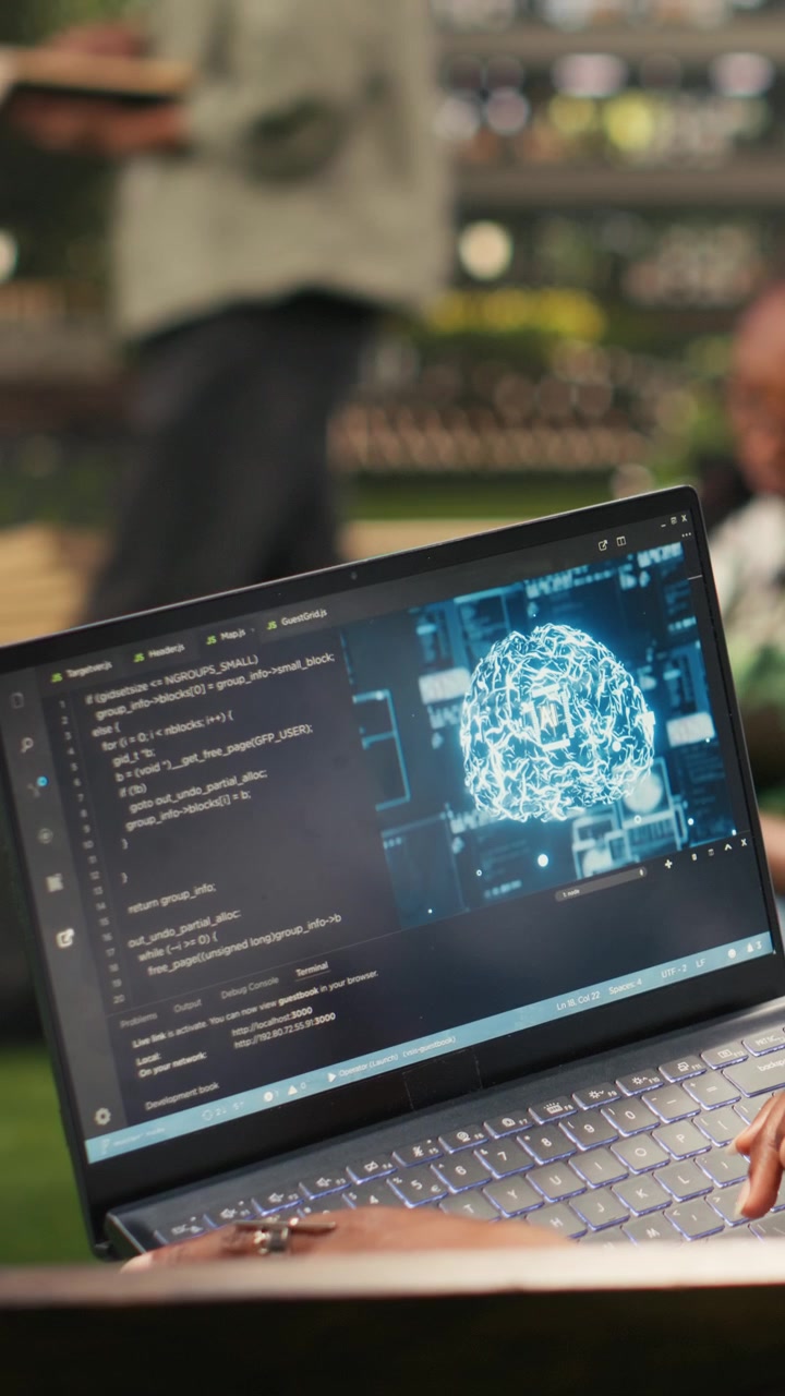 Verticaal video: IT-studente gebruikt AI machine learning interface met neurale netwerken