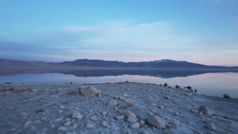 Drohne-Fliegen-über-Sierra-Nevada-Berglandschaft-Mit-Stillem-Seewasser-Und-Buntem-Sonnenunterganghimmel