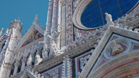 Detail-of-the-front-facade-of-the-Duomo-di-Siena-in-Siena,-Province-of-Siena,-Italy