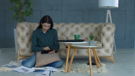 mujer creativa con tabletas que trabaja desde casa