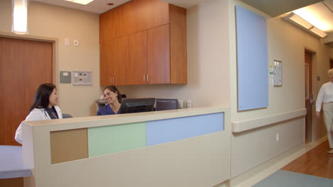 Personal-Médico-En-La-Concurrida-Estación-De-Enfermeras-En-El-Hospital-Rodada-En-R3d