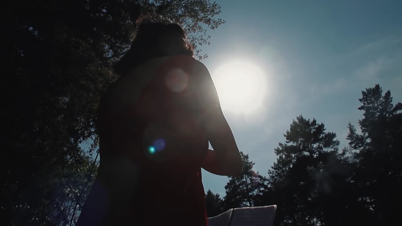 美しい若い少女バイオリニストがバイオリンを弾いている 2