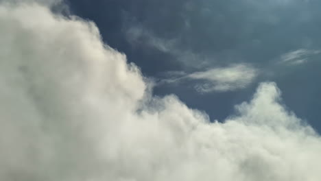 Wolken-Skyline-Vom-Fensterplatz-Aus,-Aufflackernde-Skyline-Wird-Stürmisch,-POV-Fensterplatz,-Kontrastierende-Wetterbewegung