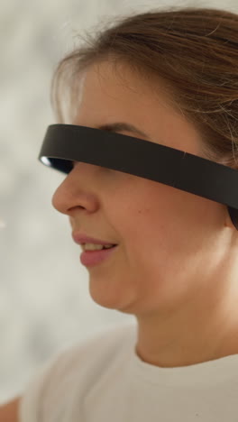 mujer cubre los ojos con auriculares corriendo en casa. mujer deportiva se divierte con auriculas entrenando en la cinta de correr en el gimnasio. lidiando con el aburrimiento en el entrenamiento