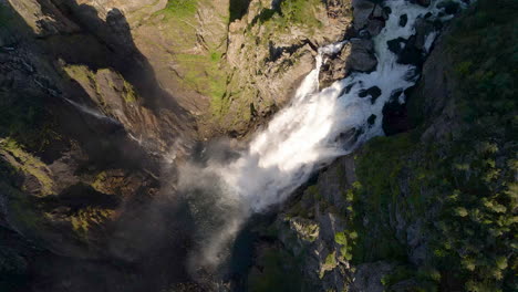 Voringfossen-Wasserfall---Voring-Wasserfälle-Stürzen-Auf-Eine-Felsige-Klippe-Im-Mabodalen-Tal-In-Norwegen