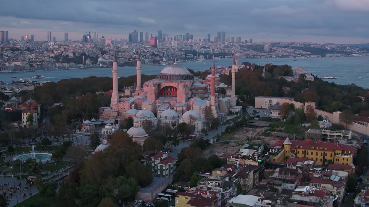 la mezquita de hagia sophia, el atardecer, el video aéreo de drones 4k, la vista histórica de la península
