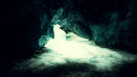 Cueva-De-Hielo-De-Cristal-Azul-Debajo-Del-Glaciar-En-Islandia