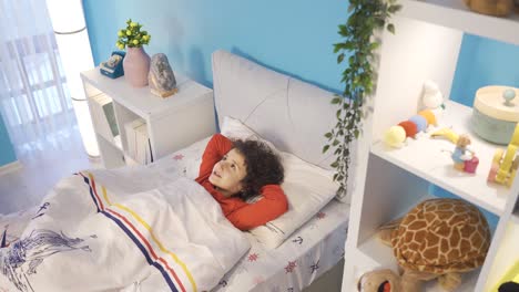el niño quiere un retrato verdadero de un sueño en su cama.