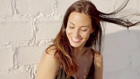 una joven hermosa con una sonrisa soñadora.