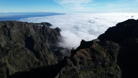 Tiro-Hacia-Abajo-Volando-Sobre-Los-Picos-Pico-Arieiro-Por-Encima-De-Una-Alfombra-De-Nubes-En-Málaga