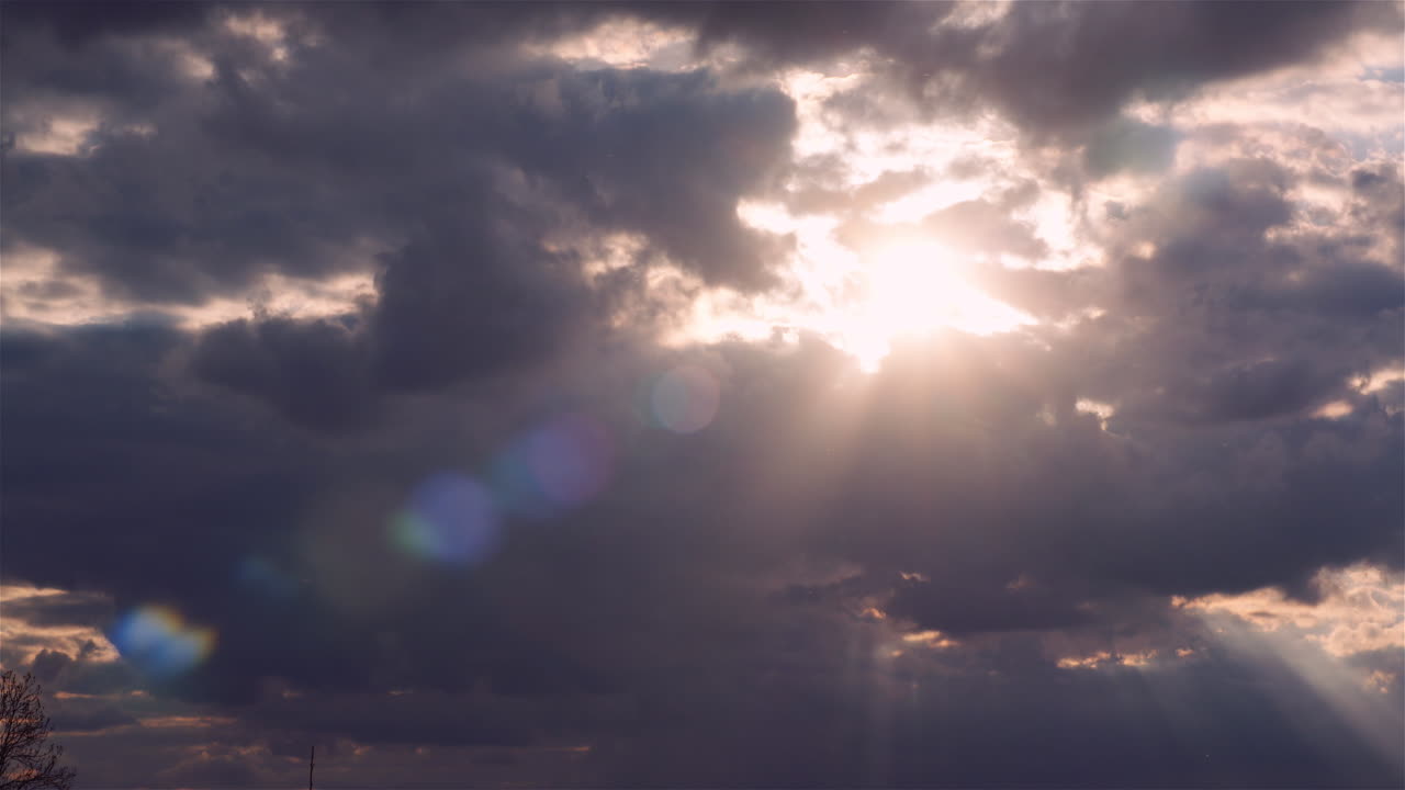 toma panorámica de la luz del sol que se transmite a través de las nubes durante la puesta de sol