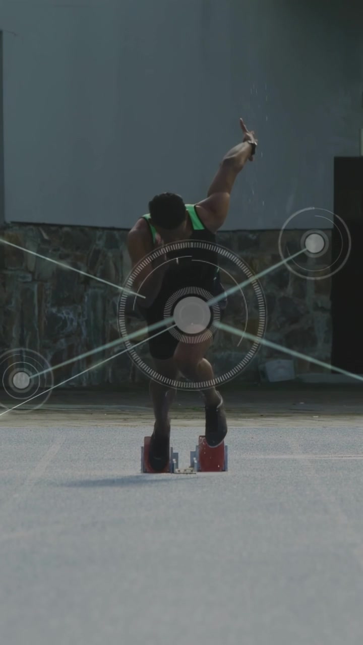 Video verticale: Sprinter maschio che spinge via i blocchi rossi, lanciandosi mentre un HUD traccia la forma per lo sport.