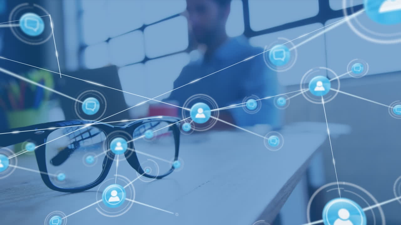 animación de una red de conexiones a través de un arquitecto biracial usando un portátil