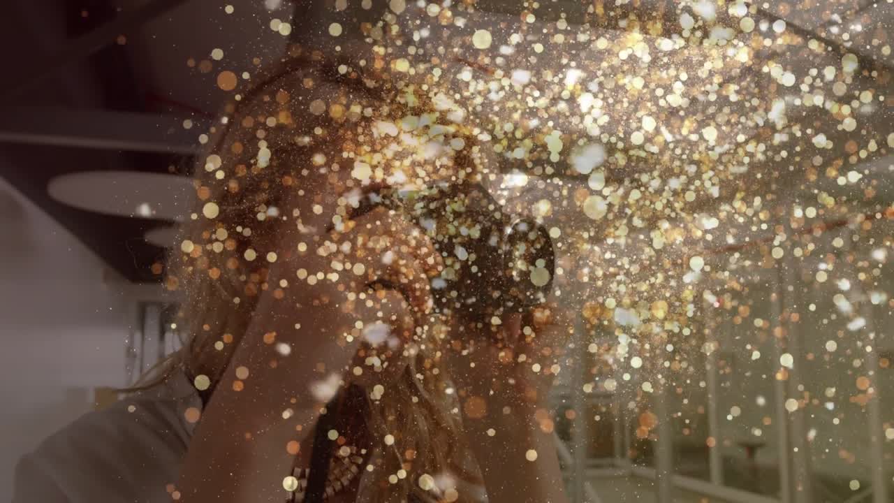 Fotografo che preme l'otturatore su una fotocamera mirrorless, mostrando scintille dorate che riempiono l'ufficio tecnologico.