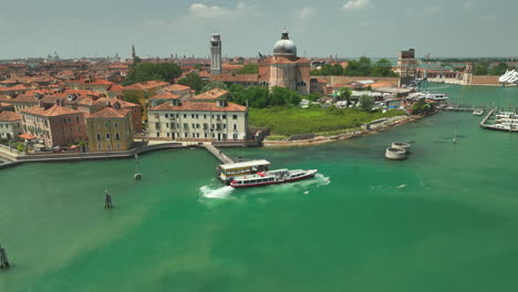 Parada-De-Ferry-De-Venecia-Basílica-San-Pietro-Di-Castello,-Pan-De-Camión-Drone-4k