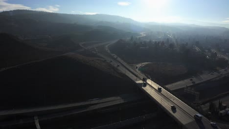 Atemberaubende-Luftaufnahme-Einer-Staubigen-Autobahn,-Die-In-Einem-Dunstigen-Horizont-Verschwindet