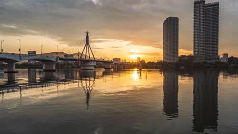 timelapse de la salida del sol sobre el río han en da nang, vietnam