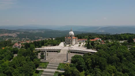 Luftpanoramaansicht-Des-Sameiro-Heiligtums-Inmitten-Der-Grünen-Braga-Landschaft