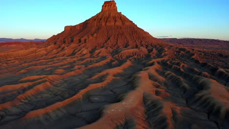 Drohnenaufnahme-Der-Wüstenlandschaft-Von-Utah-Von-Factory-Butte-Während-Der-Goldenen-Stunde