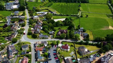 Straßenkurve-In-Stoke-Bruerne-An-Einem-Perfekten-Sonnigen-Tag,-Statische-Luftaufnahme