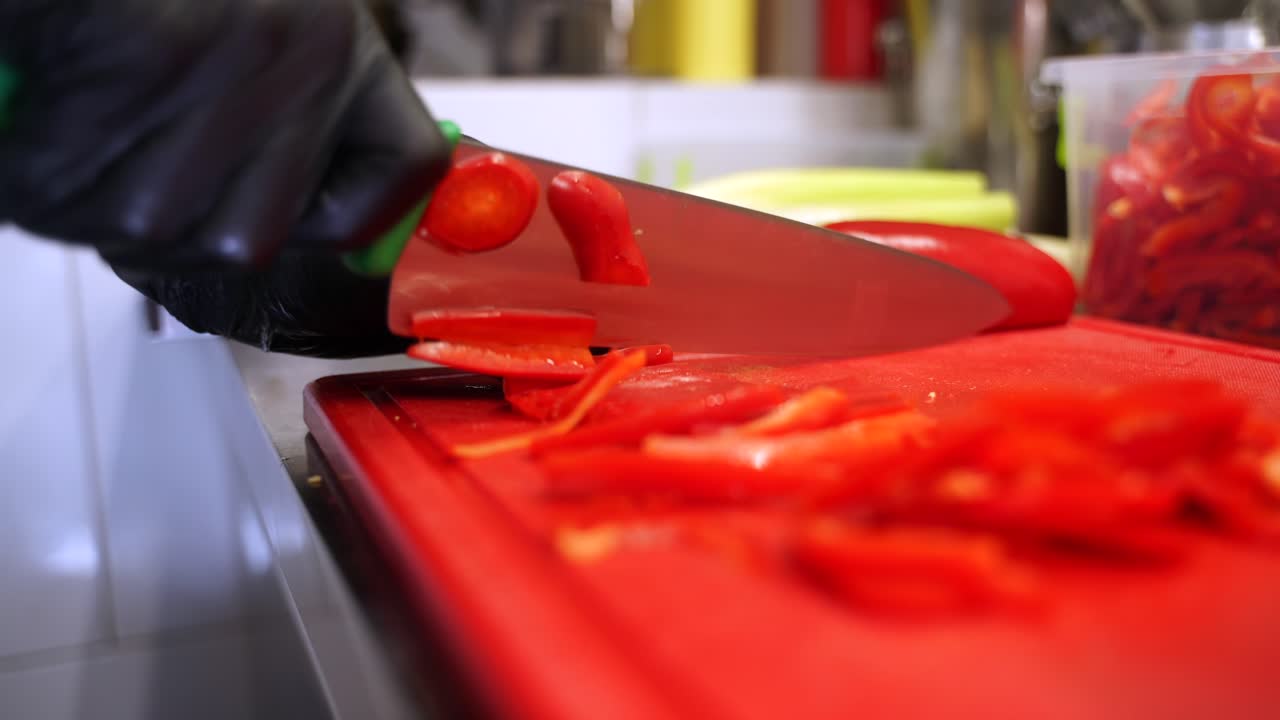 셰프가 은 고추를 잘라