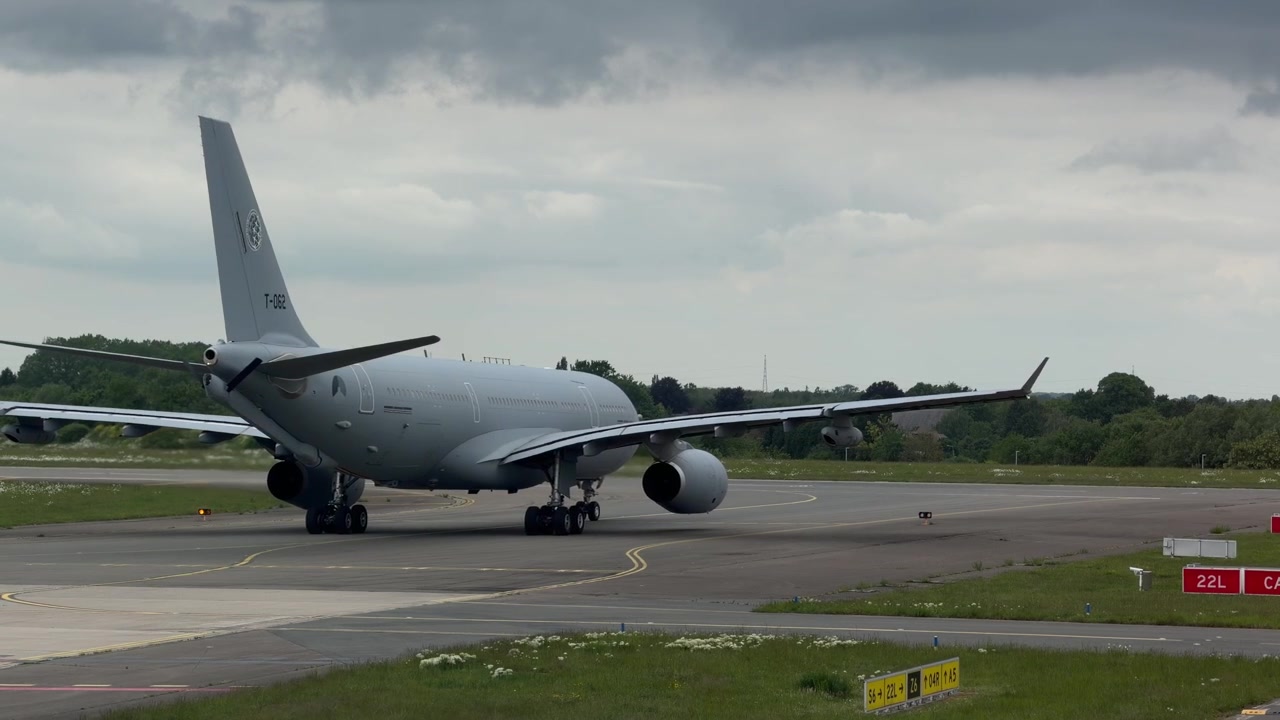 Pesawat Tanker Airbus A330 MRTT Sedang Bergerak Menuju Landasan Pacu - Tampilan Belakang
