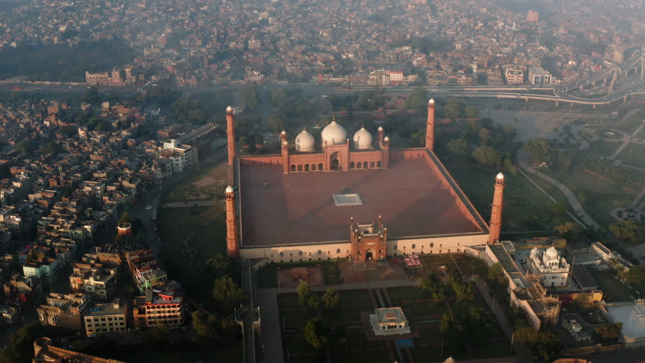 patrimonio mundial de la unesco - mezquita badshahi con fondo de vista de la ciudad durante el amanecer en lahore, provincia de punjab en pakistán