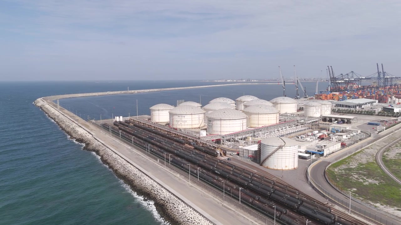 Terminale di stoccaggio fluidi con grandi serbatoi e condotte presso il Porto di Veracruz, vista aerea