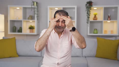 un hombre con arrugas y problemas en la piel es infeliz.