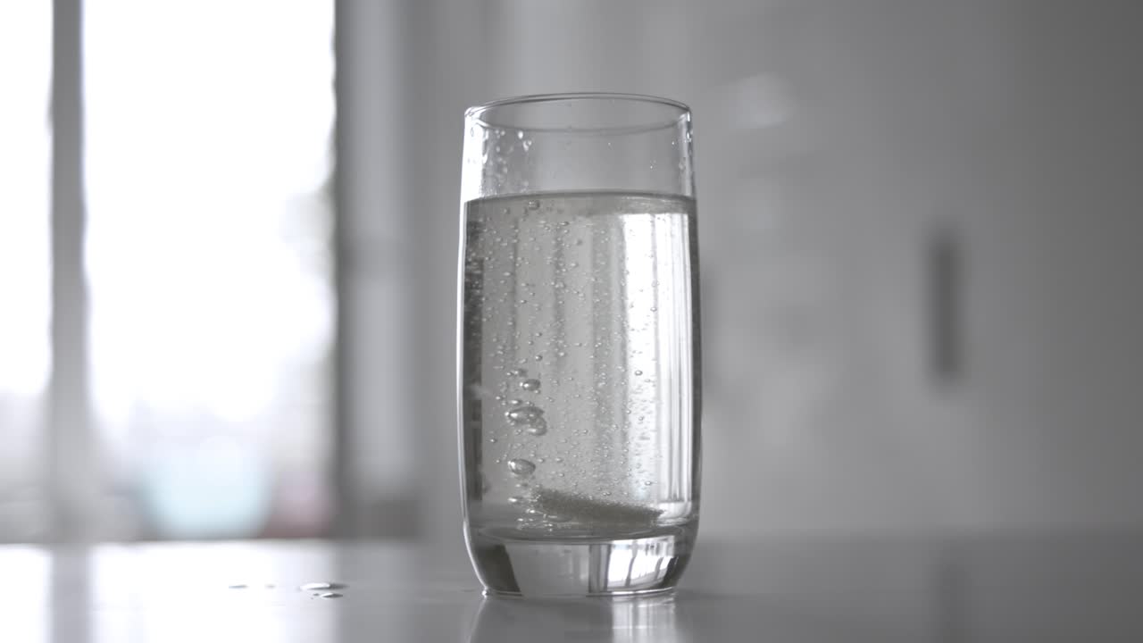 아스피린을 마시고 술 한 잔을 마시며, 슈퍼 슬로 모션 카메라 1000fps로 촬영합니다.