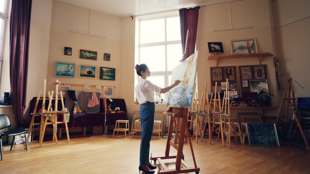 미술 스튜디오 에서 그림 을 그리는 여자