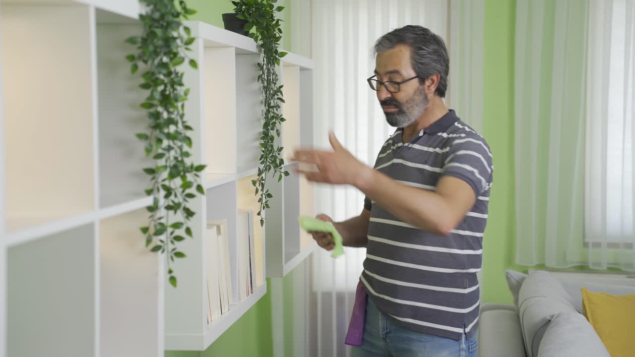 hombre infeliz y cansado de la limpieza.