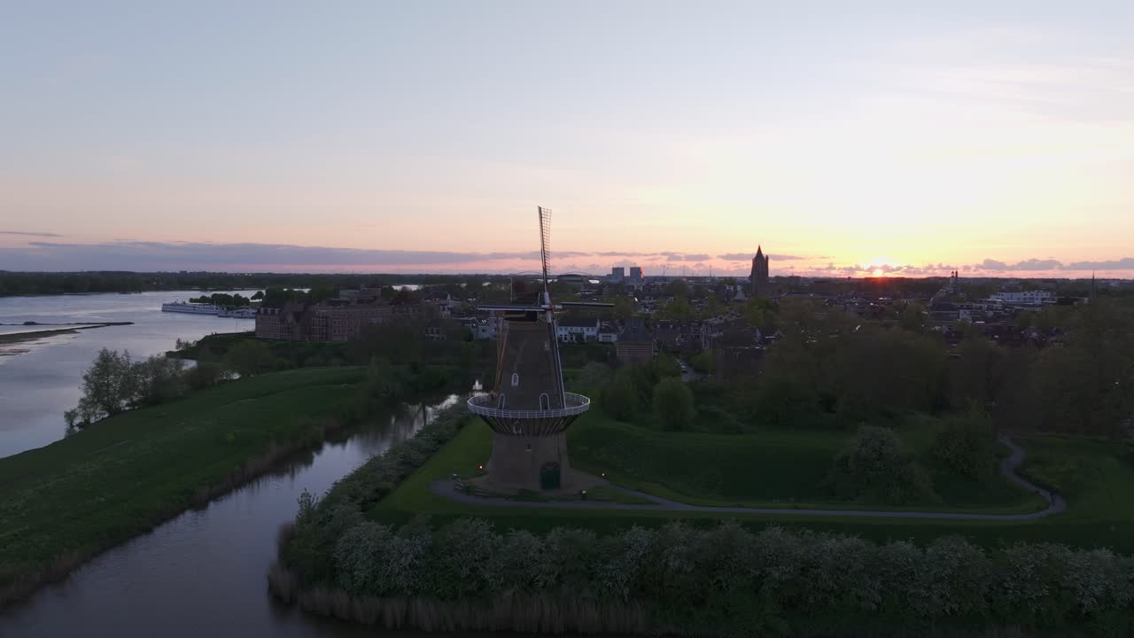 Ripresa aerea dei canali medievali e del lungomare di Gorinchem, Paesi Bassi