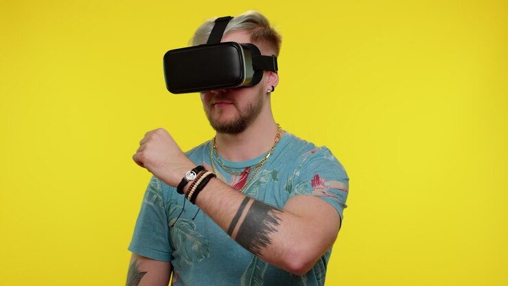 Uomo con visore VR che gioca a un videogioco