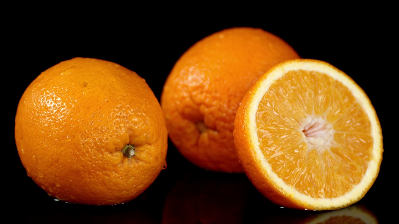 una naranja madura está rodando en el agua.