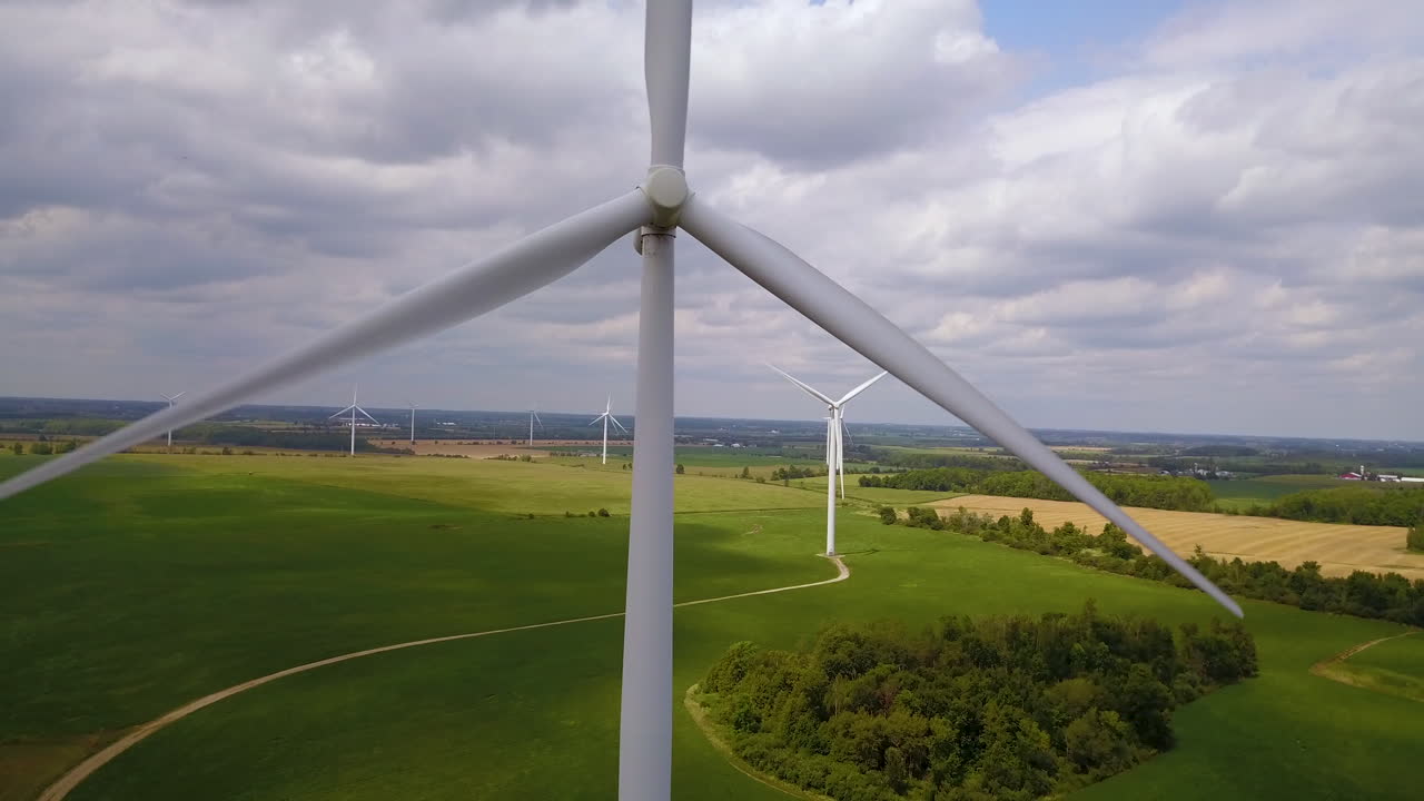 антенна поля ветряных турбин, вырабатывающих возобновляемую энергию на ветряной электростанции