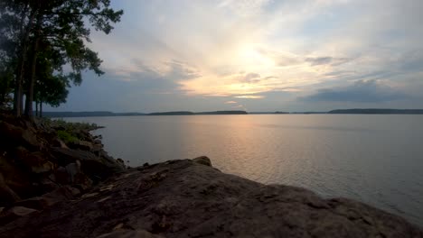 Angenehmer-Sonnenuntergang-über-Degrey-Lake-Himmel-Teilweise-Bewölkt