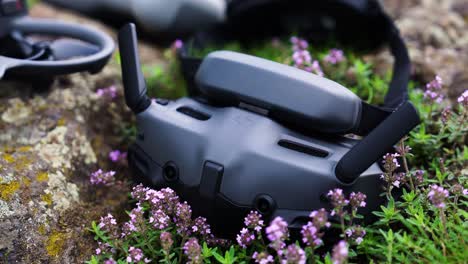 gafas de drones fpv con antena cerca de la hierba de campo en flor, chequia