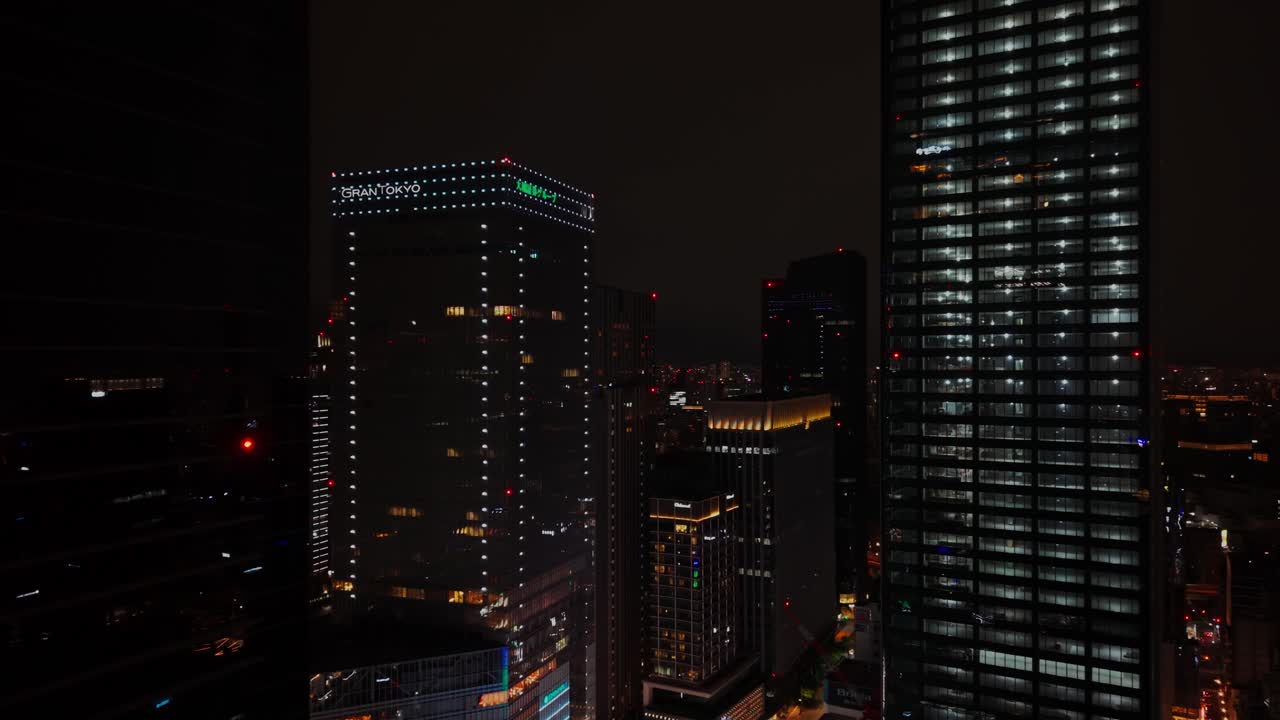 paisaje urbano nocturno con rascacielos iluminados