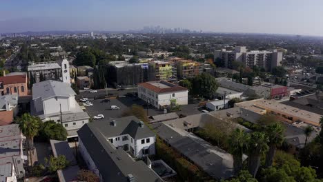 Toma-Aérea-Baja-Sobre-El-Vecindario-De-West-Hollywood-Con-El-Centro-De-Los-Ángeles-Al-Fondo