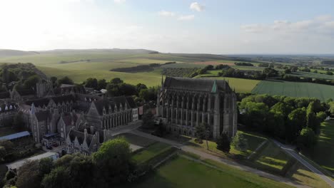 impresionantes imágenes aéreas de 4k de lancing college y su hermosa capilla gótica, todas con vista al río adur en sussex, inglaterra