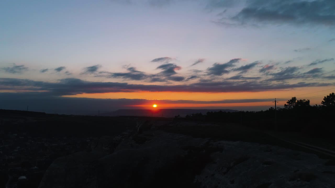 amanecer o atardecer sobre las montañas