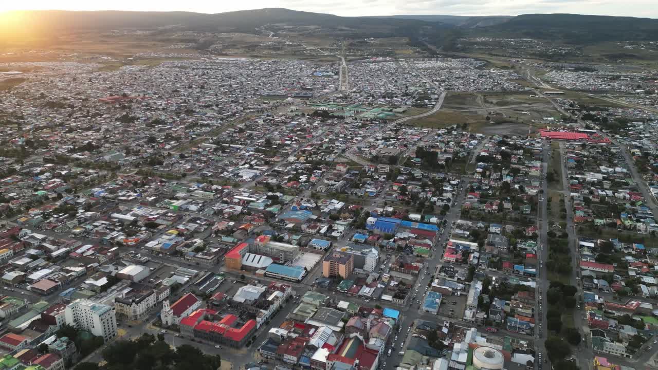 paisaje urbano de punta arenas, chile vista aérea panorámica de la ciudad de entrada antártica durante el amanecer de verano, arquitectura urbana, calles y horizonte